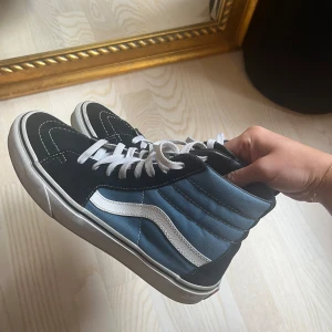 Höga vans - Säljer dessa ursnygga vans! Använd väldigt fåtal gånger därav mycket fint skick. Storlek 41