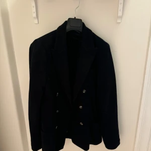 Dubbelknäppt kavaj  - Dubbelknäppt kavaj från John Henric, i svart, stormen L