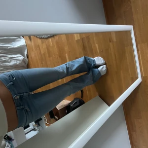 Boocut - Säljer dessa från Nelly. Innerbenslängd 80cm, 33 cm om man mäter rakt över midjan.☺️