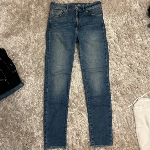 Blåa jeans - Jeans köpta för 600kr i skinny modell. Säljs då det inte är min stil längre. Det finns även en slitning/skada vid innerlåret därav det låga priset