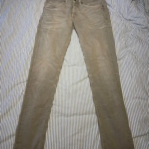 Dondup Jeans - Snygga Dondup Jeans modell George i bra skick. Färg: Grå Storlek: 31 Skick: 7,5/10