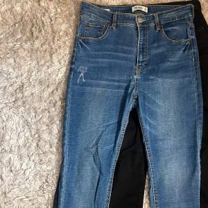 Blåa jeans i skinny modell. Säljs då det inte är min stil längre