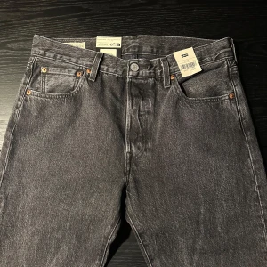 Levis 501 - Säljer mina helt oanvända Levis 501 Automatic, då dom inte passade mig. Helt oanvända. Lapparna sitter kvar. Pris går att diskutera 