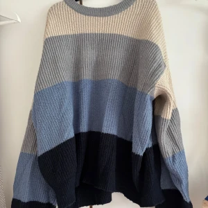 Stickad tröja - Stickad flerfärgad tröja 😇 Bra skick men syns att den blivit använd (se bilder)😀 Väldigt stretchig! Osäker på vart den är ifrån