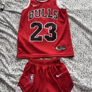 MICHAEL JORDAN SET - Använd en gång. Mycket fint skick. Storlek 140 men passar även de som vanligtvis har XS