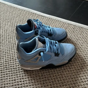 Jordan 4 university blue - Bra skick, köpta i new york på stadium goods, pris diskuterbart
