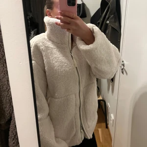 Teddyjacka  - Teddyjacka  Oanvänd med lapp kvar 