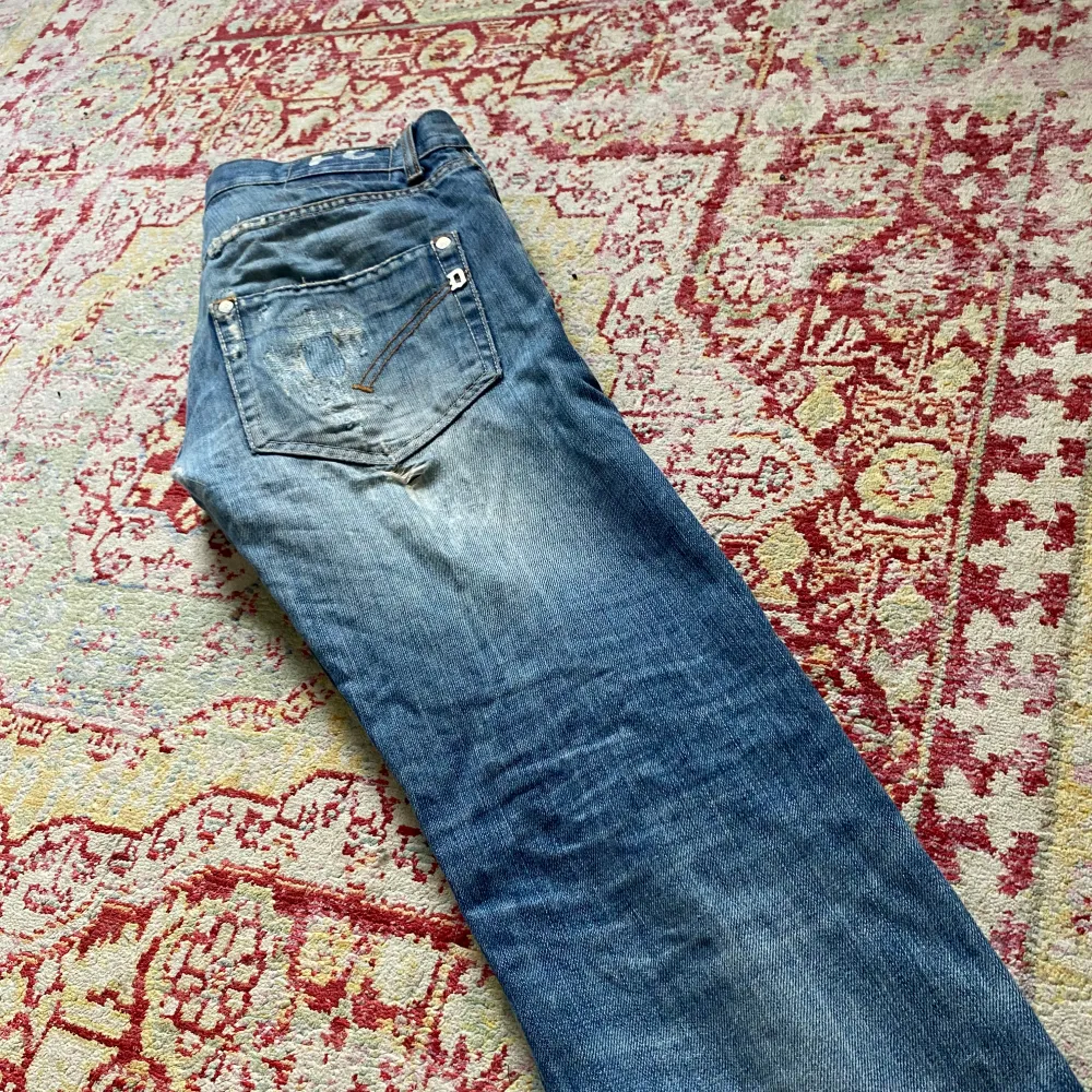 Säljer feta dondup jeans med feta slitningar och hål. Säljer för dem inte passar priset kan diskuteras vid snabb affär kom priv om du har någon fråga😃. Jeans & Byxor.