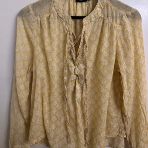 Mönstrad blus - Jättegullig blus i gult mönster! Välanvänd men inga skador eller slitage.  Möts upp i Gbg eller så står köparen för frakten. ❤️