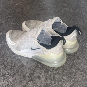 nike 270’s - sho säljer dessa airmax 270’s eftersom jag inte använder dem längre, skicket är bra, inga hål och ingen av dom har punka. ”TVÄTTAR SKORNA INNAN FRAKT”