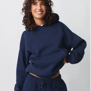 Mörkblå hoodie från Gina Tricot - Säljer en supermysig mörkblå hoodie från Gina Tricot i storlek XXS. Perfekt för kyliga dagar med sin mjuka och bekväma passform. Den har en klassisk design med huva och långa ärmar. Passar perfekt till både vardags och mysiga hemmakvällar. 🩵💙🩵