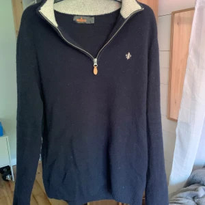 Morris half zip - Hej, säljer nu min Morris half zip som har vuxit ur mig som är i storlek M fast sitter mer som S/Xs. Den är i någon Kashmir/merinoull tyg som är skönt och varmt inför vintern. Kan diskutera priset.