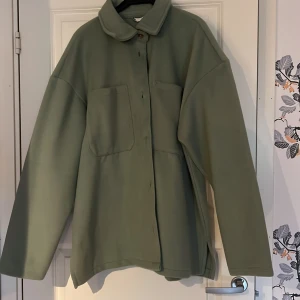 Jacka - Grön fin kappa/jacka, storlek L Prislappen kvar, aldrig använd.  400kr ny, säljer för 100💕  Snabb affär kan pris diskuteras. 