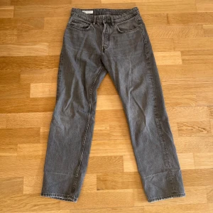 Jeans - Stilrena jeans köpta på Zara, bra skick på de, bara en aning skrynkliga. Vilket givetsvis går att stryka.