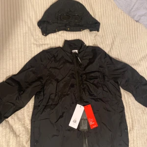 C.P company jacka  - Helt ny, endast testad! Säljs då den är för liten.  Skriv för mer bilder och frågor. Kan gå ner i pris vid snabb affär. Osäker på äkthet 