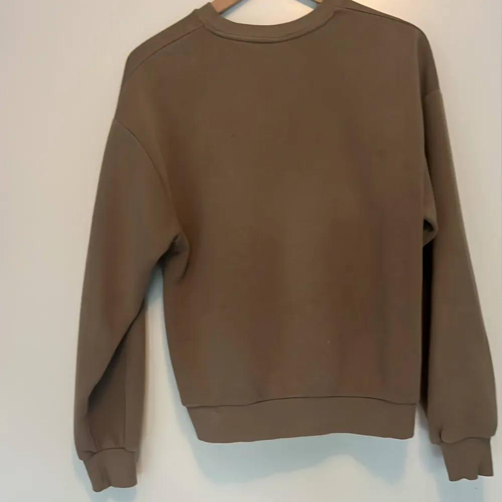 Nyskick och nästan aldrig använd. Vit text på framsidan. Strl xs från Gina tricot. Neuletakit & Villapaidat.