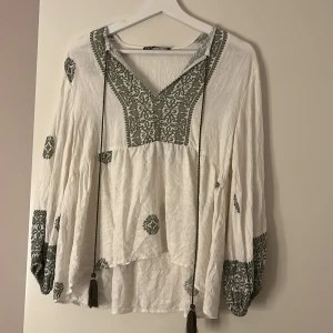 Blus Zara  - Superfin populär blus från Zara Strl S Nypris 399 Använd 2 gånger