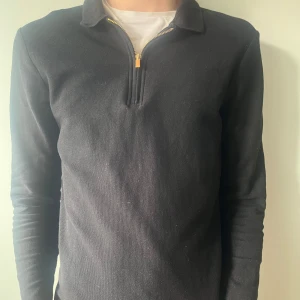 Svart halfzip  - Snygg halfzip tröja från topman i väldigt bra skick. 