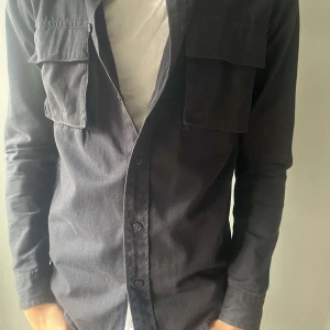 Skön svart overshirt  - Perfekt till höst och vår 