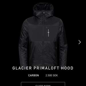 Glacier primaloft hood köpt på sail racings hemsida, ord pris 2500, knappt använd, fraktar i samma påse som den kom i, har 4 fickor alla med dragkedja, xs passar s & inte för tight fast man har tjocktröja på sig. Pris går att diskuteras vid snabb aff