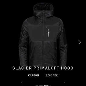 Sail racing jacka - Glacier primaloft hood köpt på sail racings hemsida, ord pris 2500, knappt använd, fraktar i samma påse som den kom i, har 4 fickor alla med dragkedja, xs passar s & inte för tight fast man har tjocktröja på sig. Pris går att diskuteras vid snabb aff