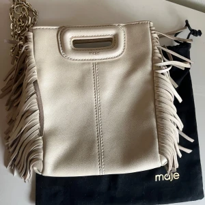 Maje väska  - Säljer nu min super snygga maje väska då den tyvär nt kommer till användning längre. Den är i super bra skick och passar perfekt till vardags samt mer festliga outfits. Nypris 3045, jag säljer för 1150. Vid frågor är det bara att höra av er💖✨💗🙌🏼🤗