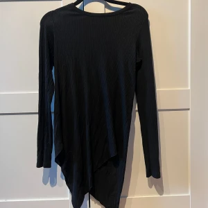 Lång svart topp  - Lång ribbad svart topp