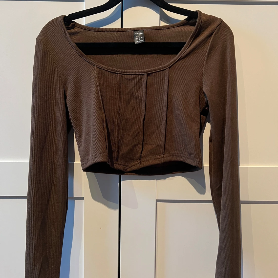 Brun långärmad croppad topp