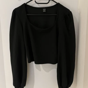 Svart blus med puff armar!🖤 - Nästan aldrig använd!