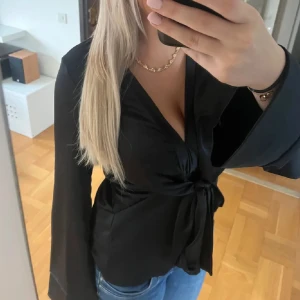 Satinblus  - Jättefin satinblus från Boohoo, säljer då den är för stor för mig💞 köpt här på Plick ( lånade bilder )💞