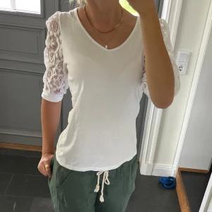 Vit trekvartsärmad spetstopp - Vit trekvartsärmad spetstopp från Orsay i fint skick. Kan inte hitta storlek men skulle säga S/M. Använd gärna köp nu!