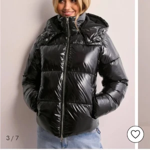 Vinter jacka - Säljer denna Nelly vinterjackan. Köpte för 1 år sen för 800kr. Har en diffekt vid dragkedjan (se sista bilden)💕💕 