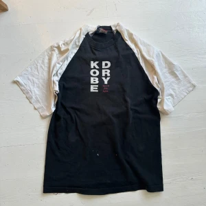 tshirt  - asball t från fabric surgery, säljer då den va för stor. 
