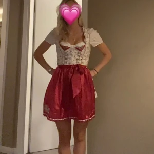 Oktoberfest klänning - Oktoberfestklänning stl 32 men passar 32-36 skulle jag säga. Superfin med riktiga broderier. En ”riktig” dirndl. Använt en gång, pris kan diskuteras.