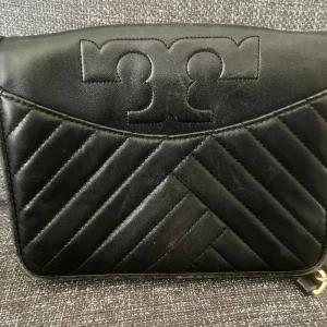 Tory Burch väska - Sliten på kanterna. Annars bra skick