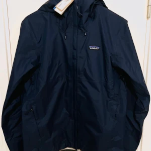 Patagonia ”Torentshell regnjacka 3L” - Patagonia Torentshell regnjacka 3L | storlek S | färg Marine Blå | autentisk 100% | Nyskick 10 av 10 | Hör gärna av dig vid frågor och funderingar! 