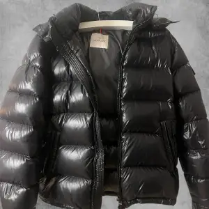 Moncler Maya STRL 4 (XL, men sitter som M/L | Sitter bra på mig som är 184 lång | Nypris runt 18 000kr | Fraktas via PostNord / Instabox.