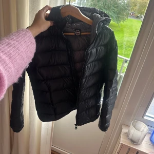 Colmar jacka  - Intressekoll på min Colmar jacka. Väldigt sparsamt använd 🧡 Nypris 4999kr  Obs endast intresssekoll så skriv om ni är intresserad! 