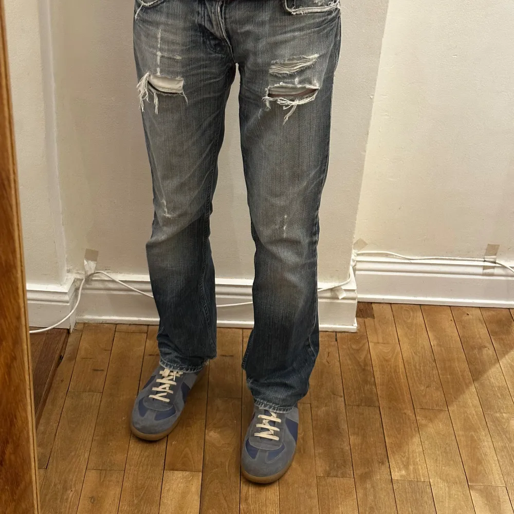 Nudie jeans med galen fade. Lite slitna men inget som inte går att fixa Strl: 30/32 Midjemått: 81 Innerben: 77. Jeans & Byxor.