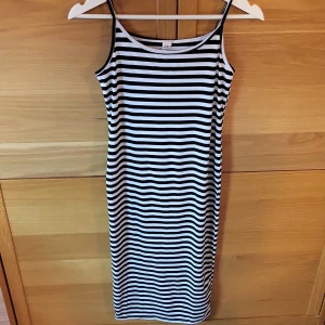 Lång klänning 11/12 y shein - Långklänning från shein i storlek 11/12 år 50 kr + frakt💕 Pris kan diskuteras 💕 