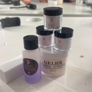 Nagel saker - Säljer nu akryl ifrån ❗️SHEIN ❗️det man får med är akrylvätska,tre små akryl pulver (den vita är oöppnad!) en vit,en rosa och en genomskinlig! Man får också en stor burk med beiget akryl pulver i den är det 60g! Och man får en buffer! Skeiv fö mer info
