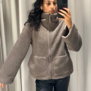 Fleece från H&M - Helt ny (dock ej prislapp kvar)  Strl M HÖGSTA BUD just nu:600 kr