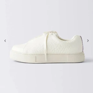 Eytys doja vita - Säljer mina supersnygga vit eytys doja i storlek 41 pga att dom inte kommer till användning längre, använda samt att det finns slitage på skorna och därav det låga priset. Nypris 2100kr. Skriv för fler bilder! Kartong + kvitto är tyvärr slängt