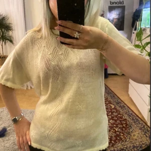 Stickad tröja - En gul/beige stickad tröja med detaljer super fin fin på, den har dock en liten smink fläck men man lägger knappt märke till den, skriv för fler bilder, pris kan även diskuteras.