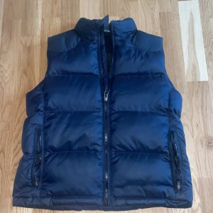 Ralph lauren väst - Hej säljer nu min Ralph lauren bäst eftersom att den är för liten. Använt kanske 2-3 veckor och är i väldigt bra skick!