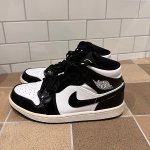 Jordan 1 Mid Carbon Fiber All-Star - Säljer mina jordans pga vill ha ett par andra. Använda 5-10 ggr, så ser ut som nya. 