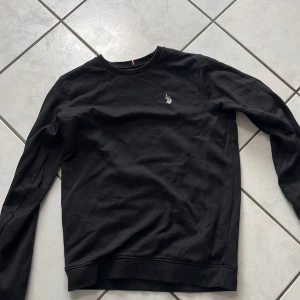 U.S polo assn  - Säljer nu mina polo Ralph lauren tröja och hoodie! Kan köpa båda och var för sig om man vill! Riktigt sköna och snygga! Nästa aldrig använda och bra skick. 1000kr för båda annars 500 st