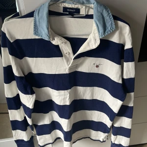 Gant Chambray Stripe Tröja - Långärmad Gant tröja väldigt fräsch knappt använd kostar ungefär 1000kr ny 