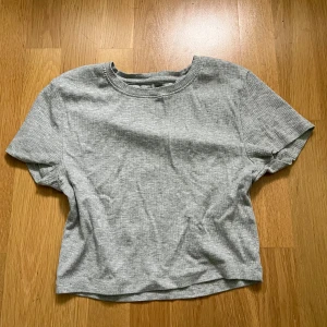 Grå crop-top - Jättebra skick. Nästan aldrig använd. 