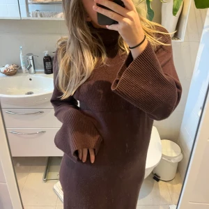 höstklänning - Säljer denna otroligt sköna och fina klänningen. Storlek XS, men passar även S. Vid i armarna och går ner till mina anklar (är 170).  Säljer pga att jag inte kan ge den kärleken den förtjänar🥰💕använd 1 gång och är i superfint skick. 